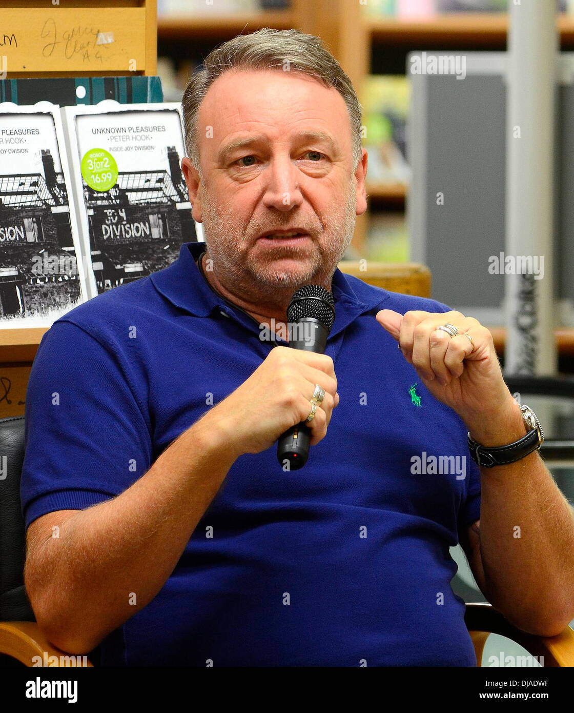 Peter Hook fait la promotion de son nouveau livre 'Unknown Pleasures : Joy Division à l'intérieur' à Eason Dublin, Irlande - 08.10.12. Banque D'Images