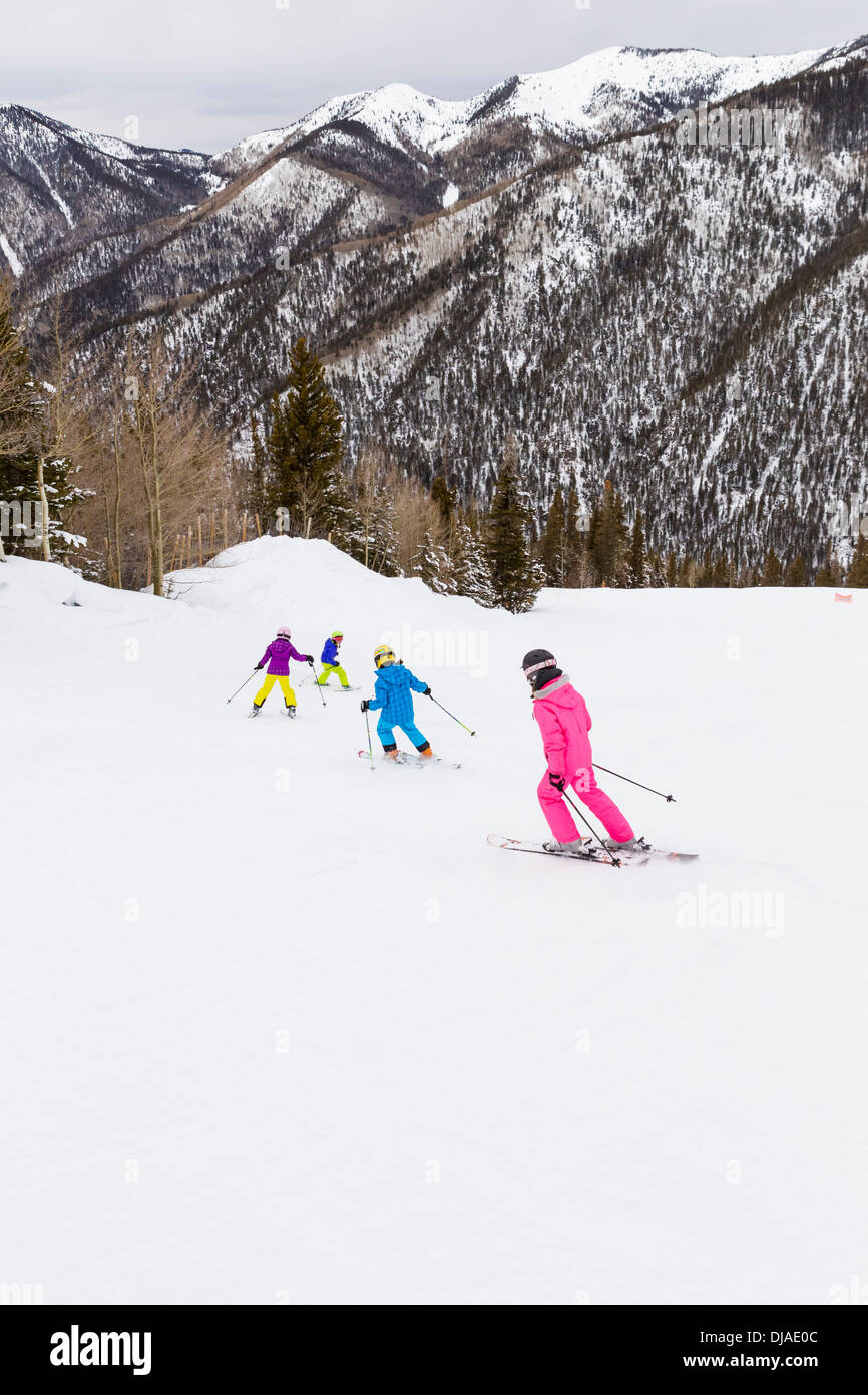 Ski enfants ensemble on snowy slope Banque D'Images