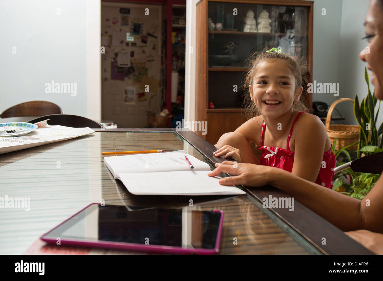 Mixed Race mother helping daughter faire ses devoirs Banque D'Images