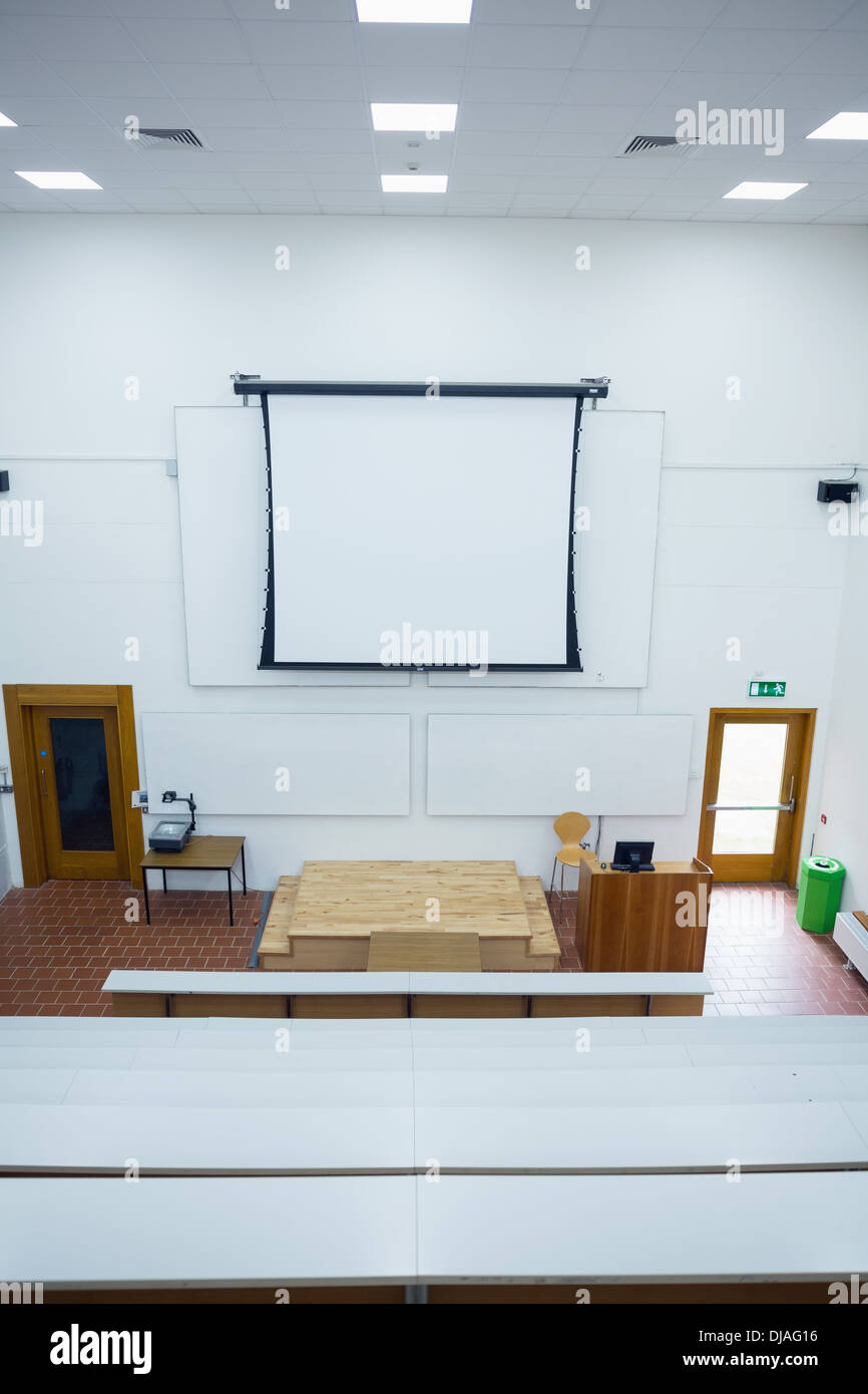 Écran de projection blanc dans la salle de conférence Banque D'Images