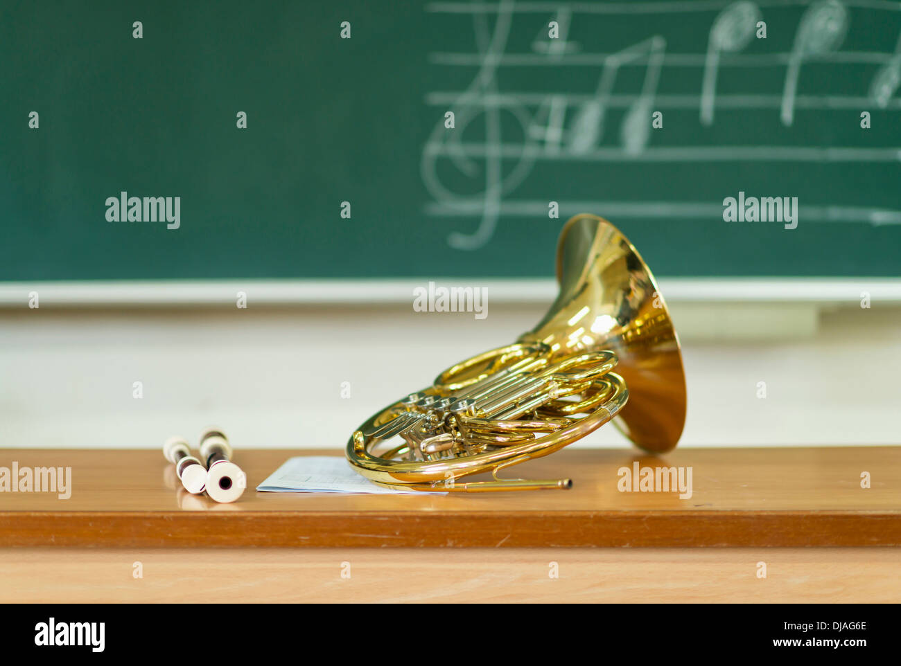 French horn sitting on desk in classroom Banque D'Images