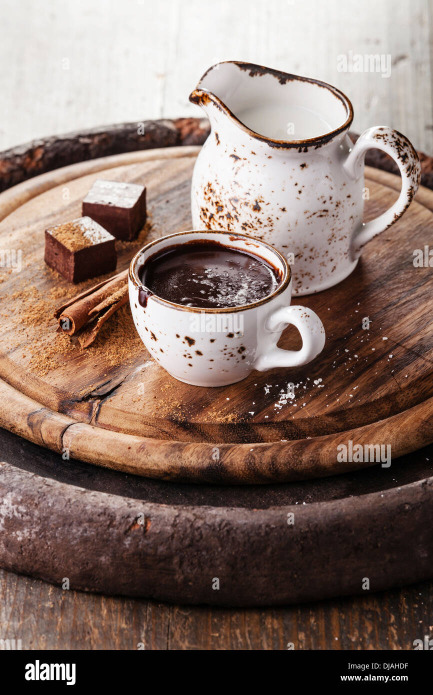 Chocolat chaud arrosé avec du chocolat blanc aux épices Banque D'Images