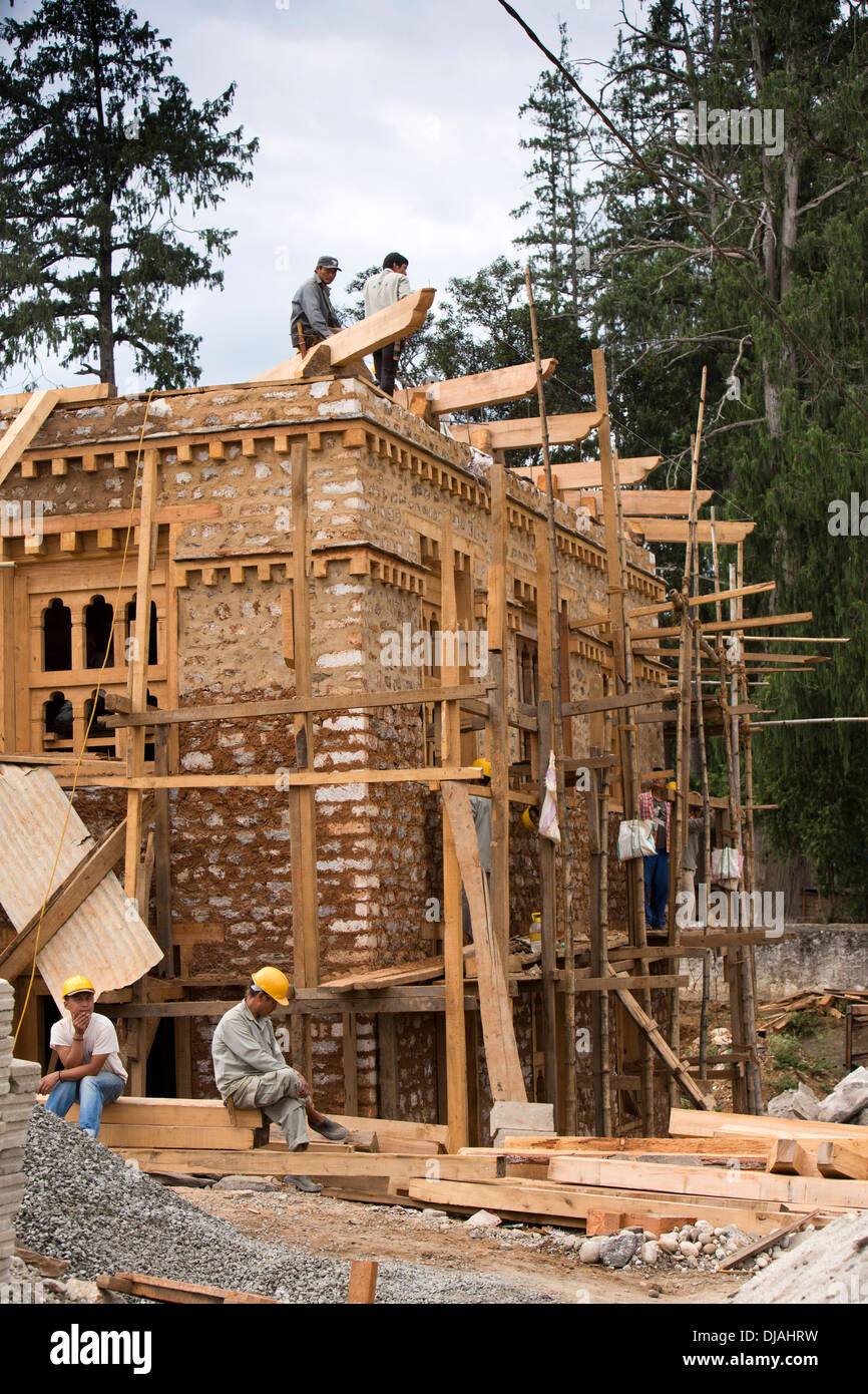 Bhoutan Wangdue Phodrang, maison en cours de construction, dans un style traditionnel dans la vieille ville Banque D'Images