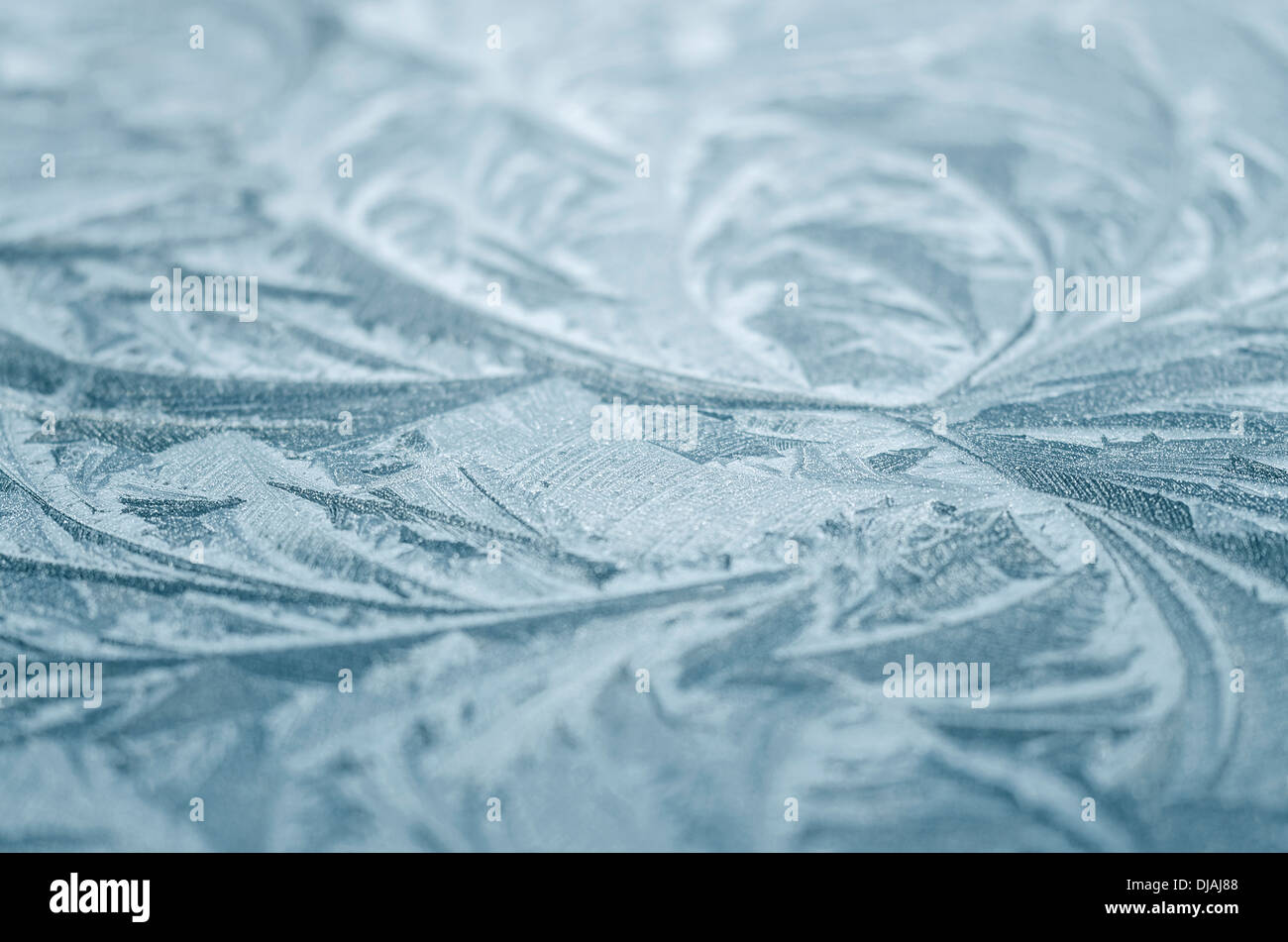 Close up de cristaux de glace formée sur une surface métallique froide Banque D'Images