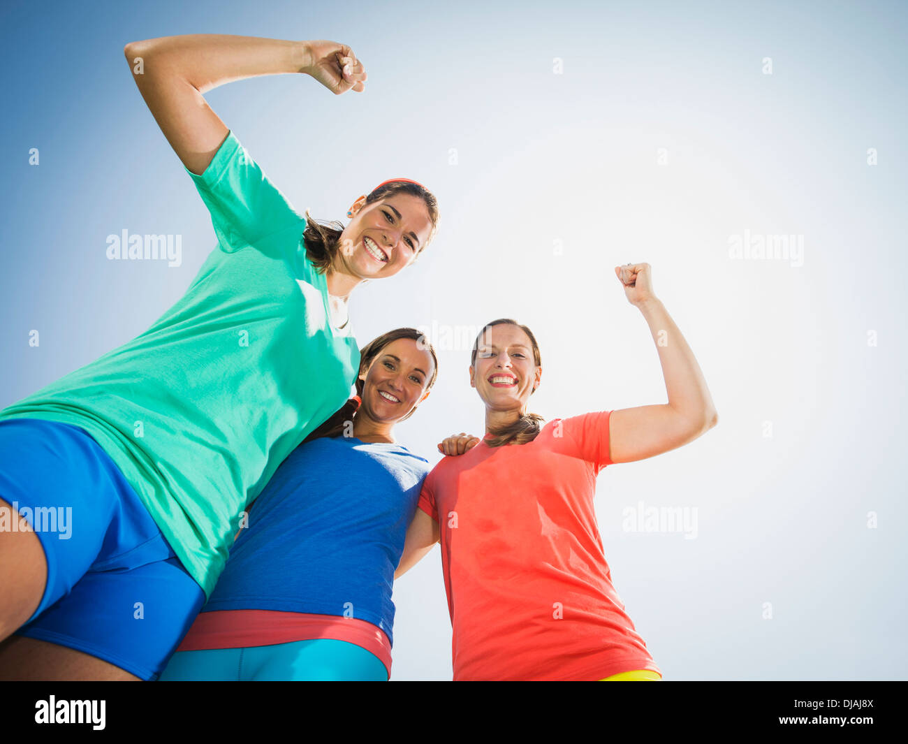 Caucasian women cheering outdoors Banque D'Images
