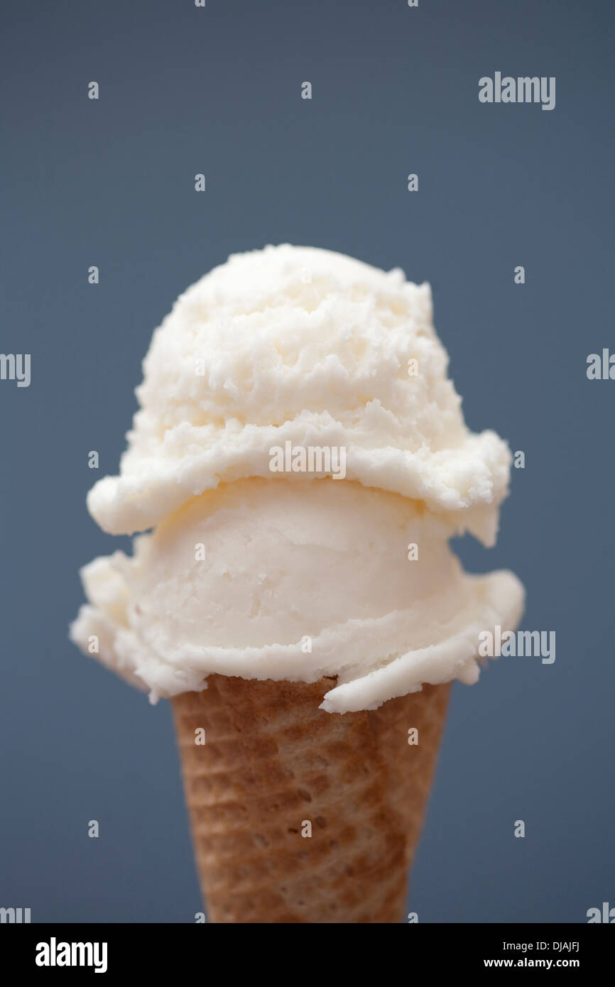 Close up of vanilla ice cream cone Banque D'Images