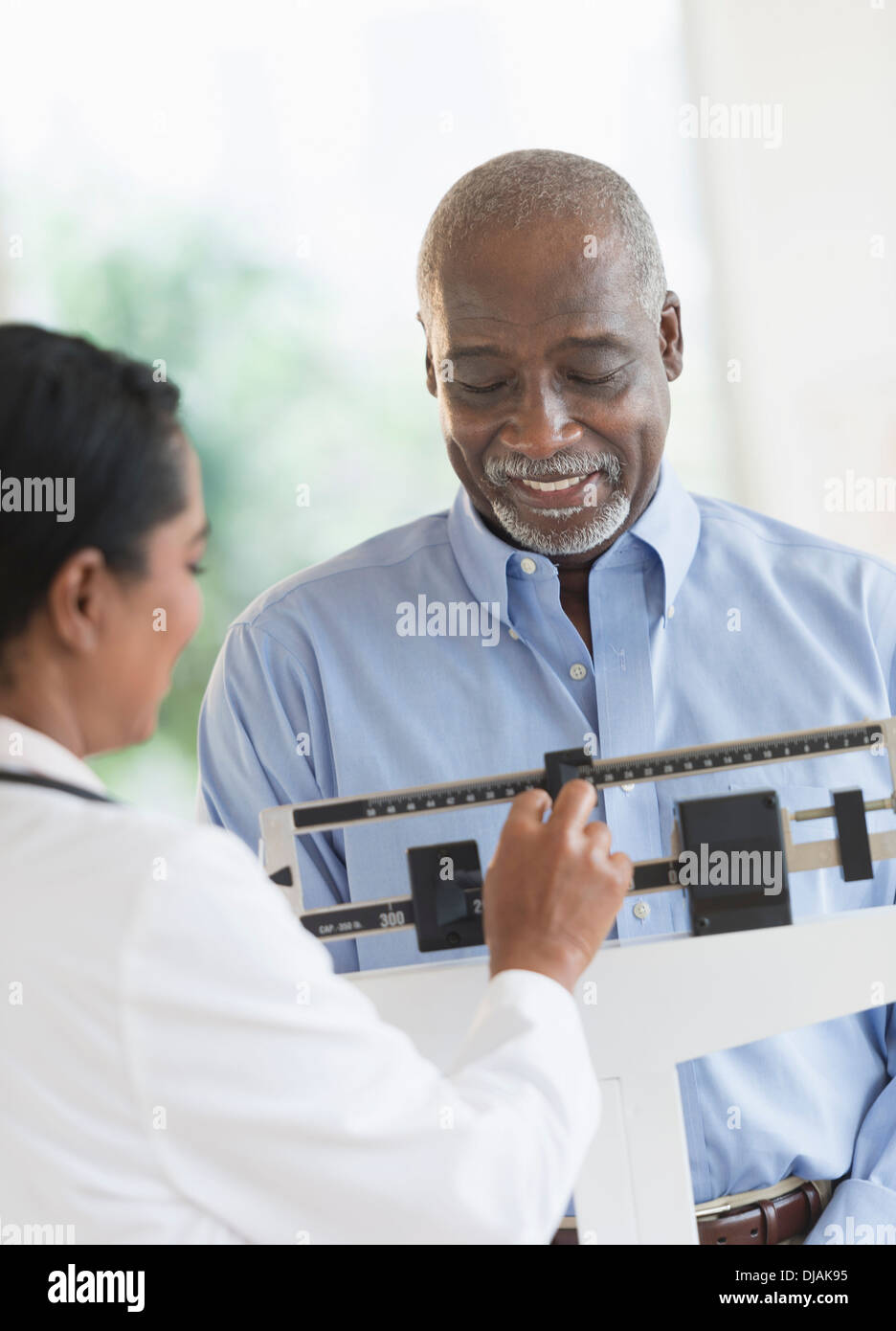 Médecin patient pesage noir Banque D'Images Médecin patient pesage noir Banque D'Images