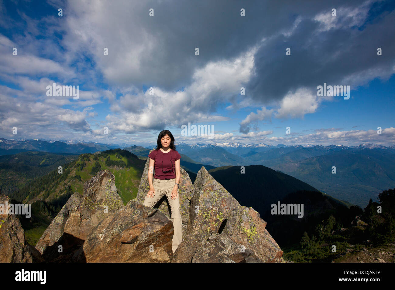 Japanese woman posing on mountain top Banque D'Images