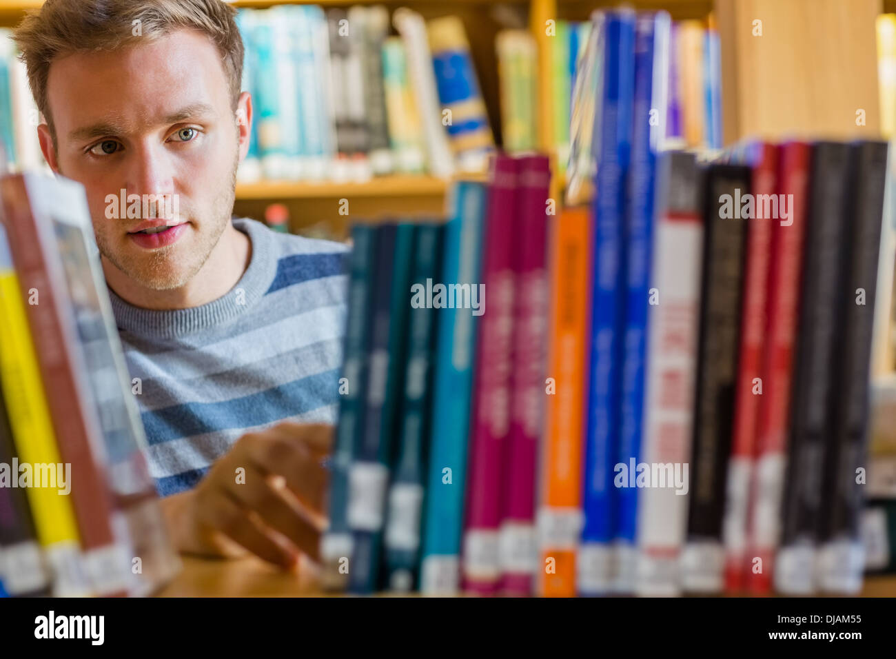 Student mâle dans la bibliothèque Banque D'Images