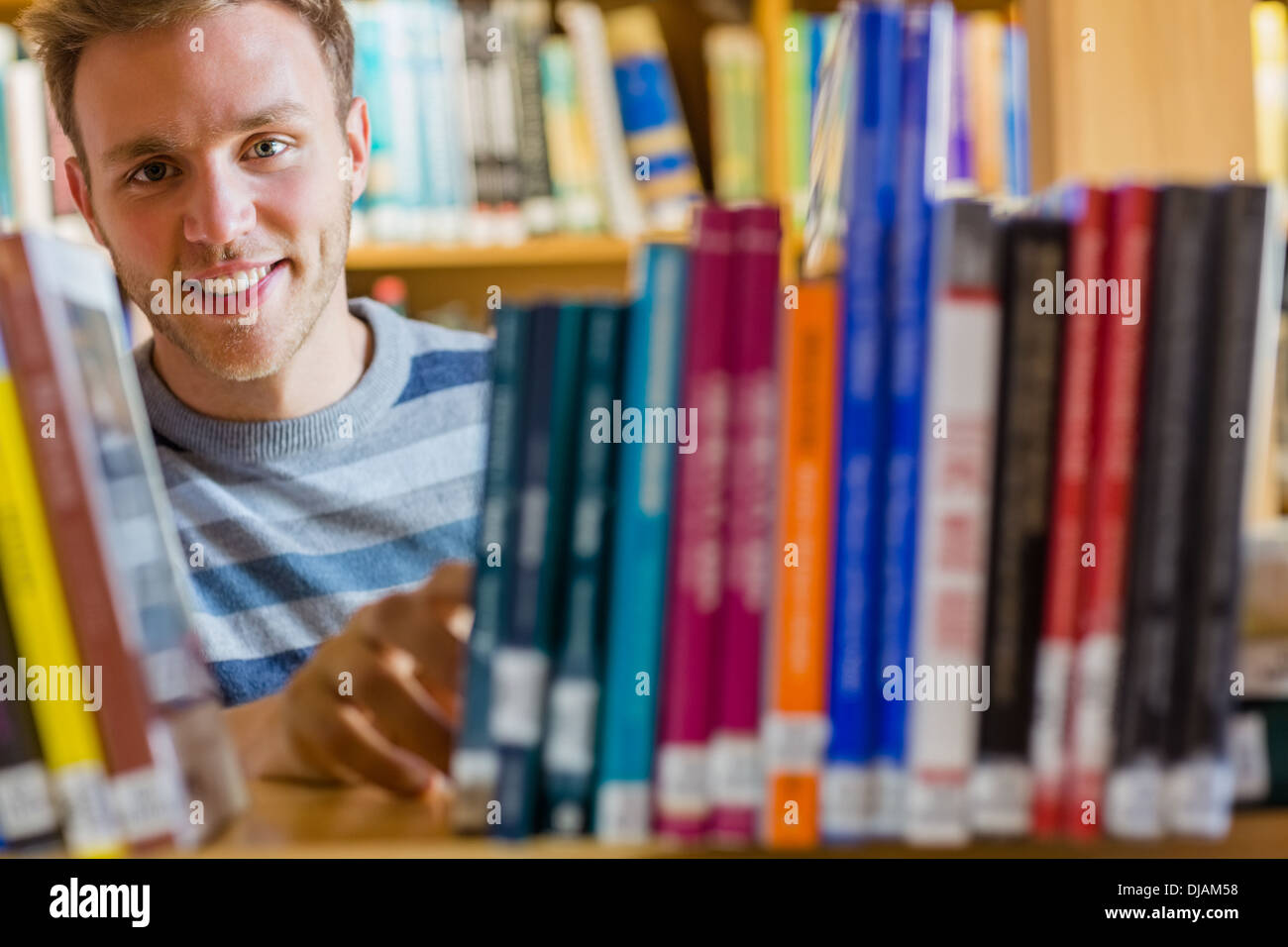 Student mâle dans la bibliothèque Banque D'Images