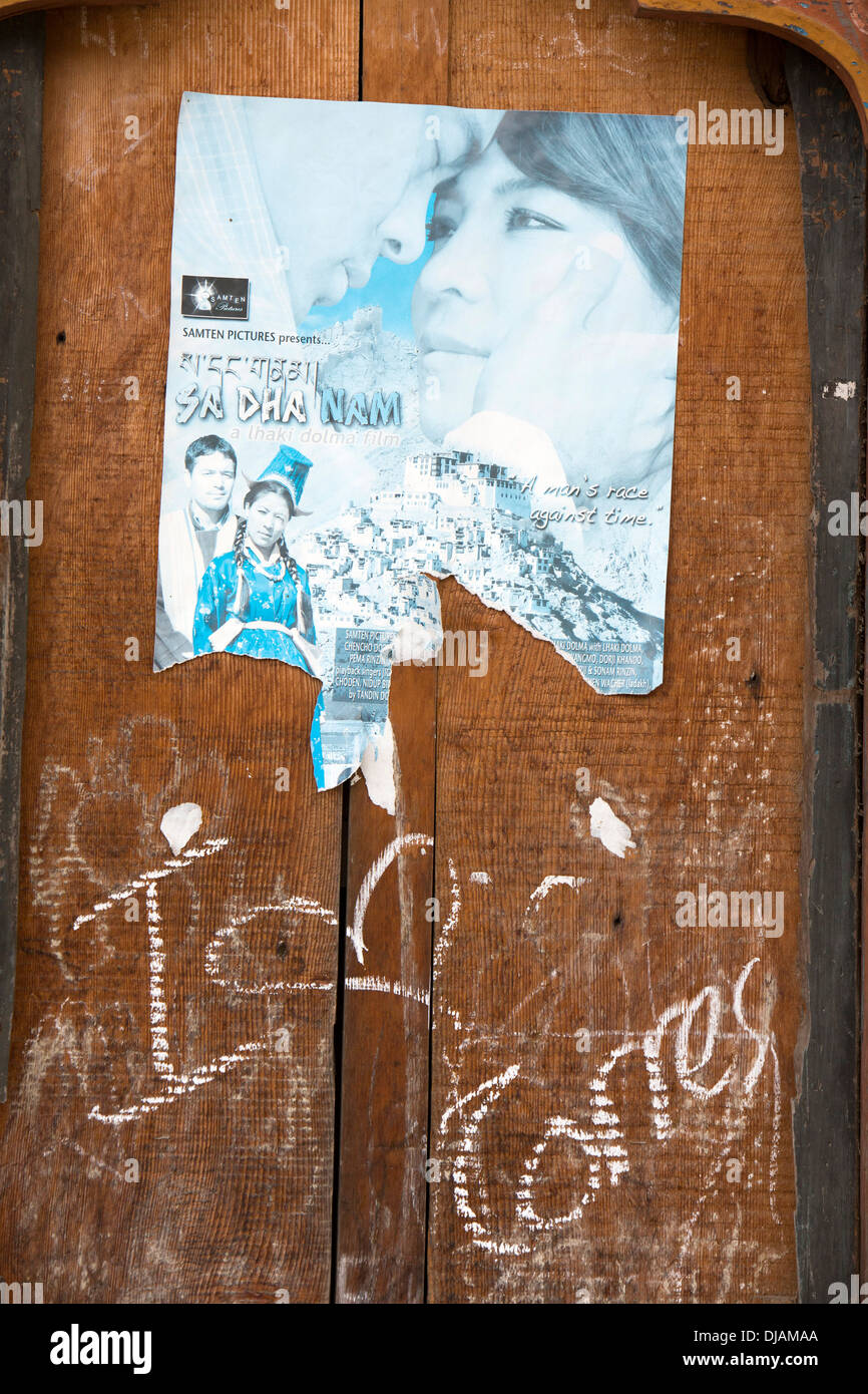 Bhoutan Wangdue Phodrang, sun, et j'adore l'affiche de la blanchie à la craie Torres graffitis Banque D'Images