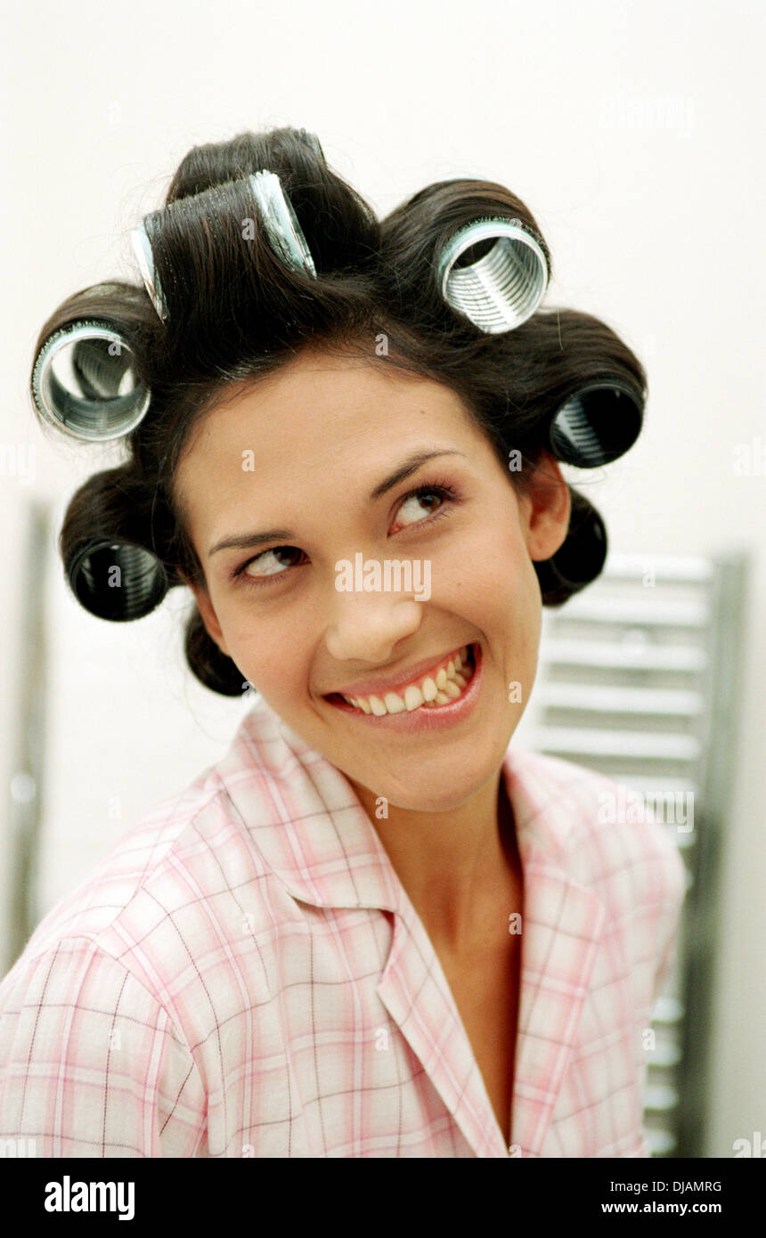 Femme en pyjama, les cheveux en rouleaux Photo Stock - Alamy