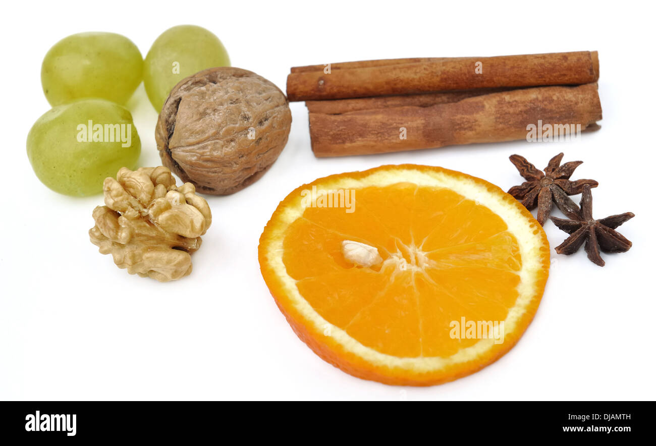 Fruits et épices pour la célébration sur fond blanc Banque D'Images