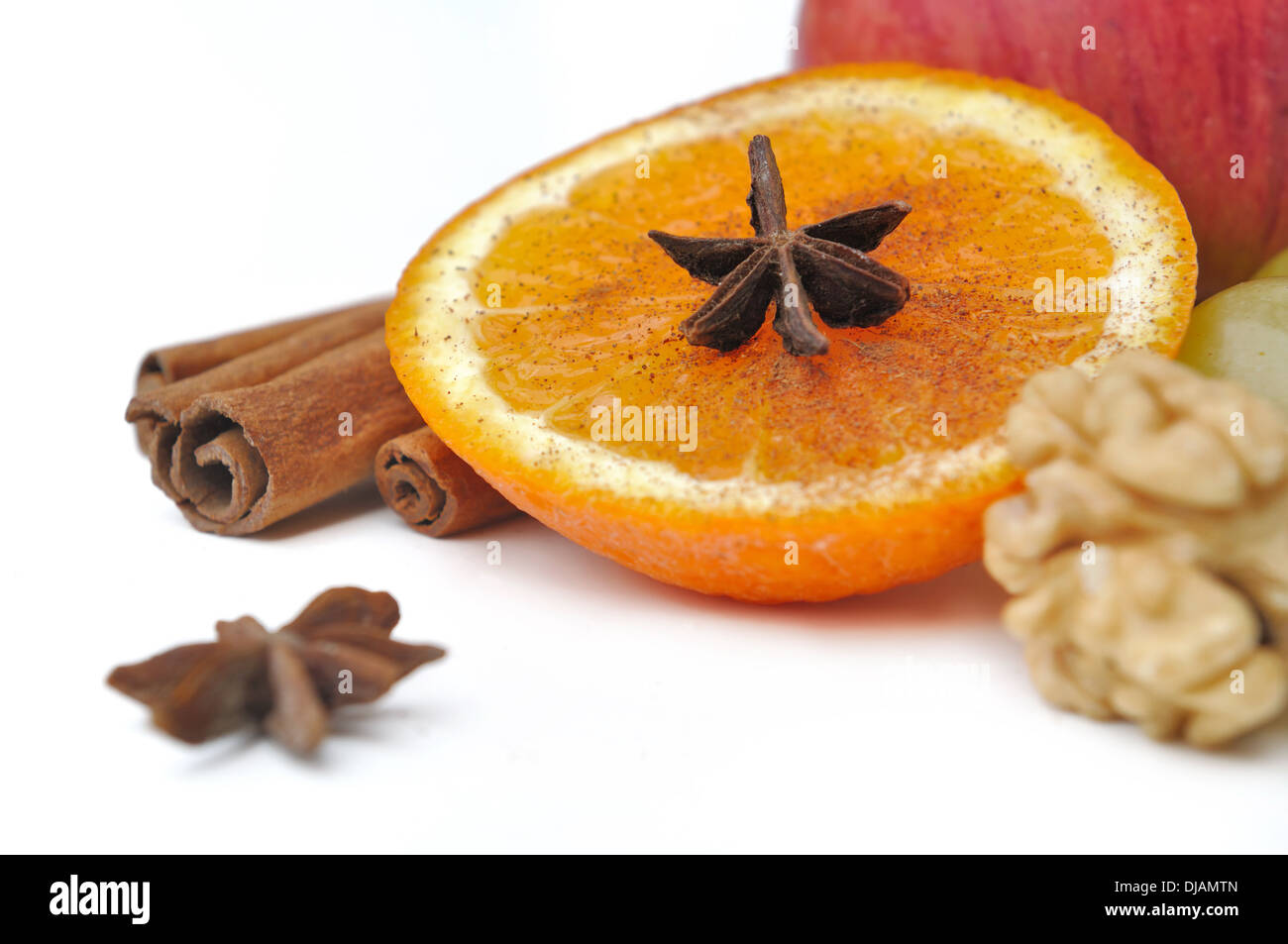 Tranche d'orange avec d'autres fruits et épices sur fond blanc Banque D'Images