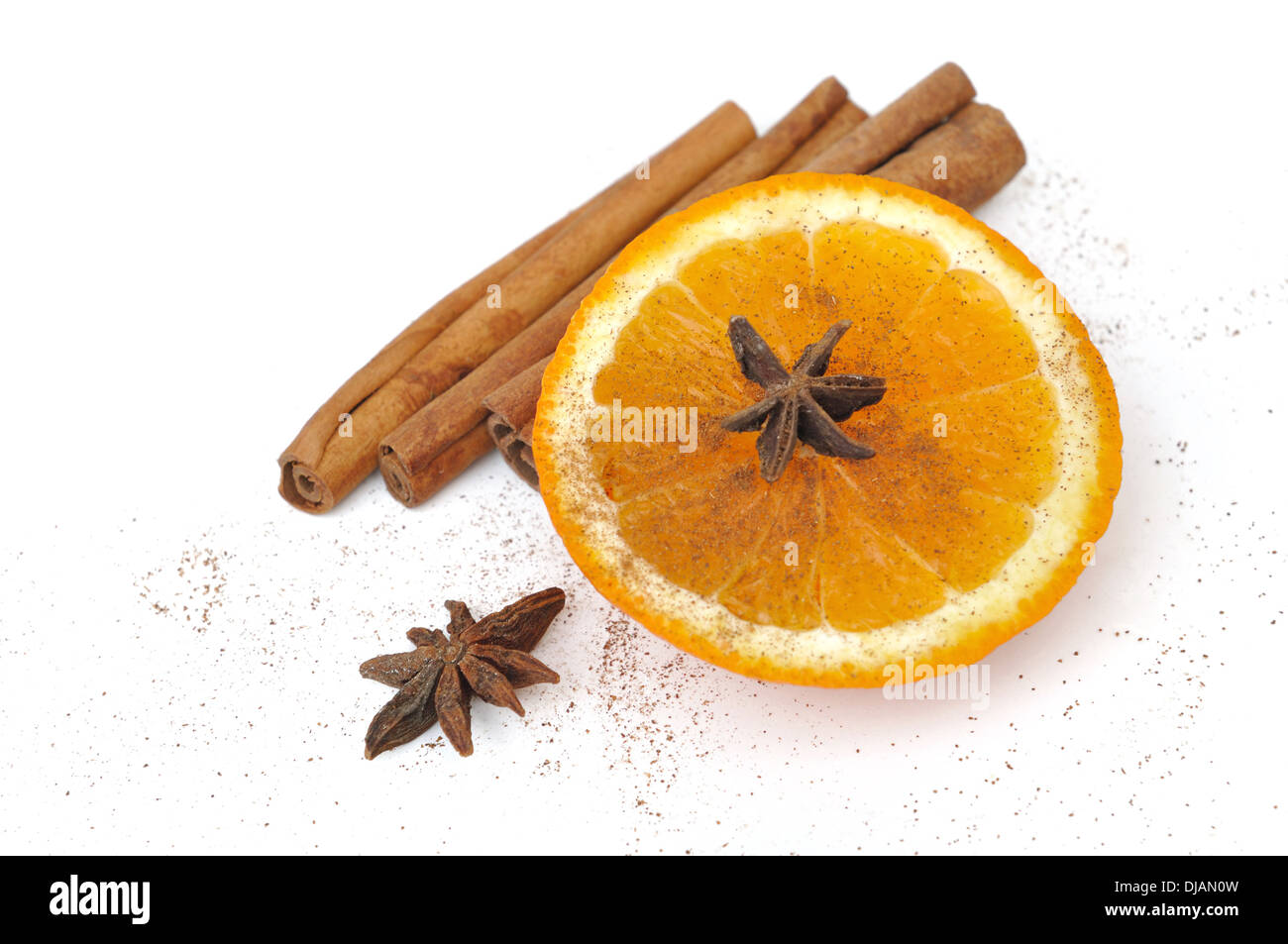 Tranche d'orange et d'épices sur fond blanc Banque D'Images