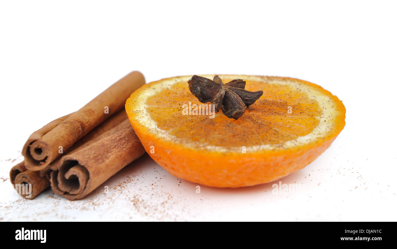 Tranche d'orange et d'épices sur fond blanc Banque D'Images