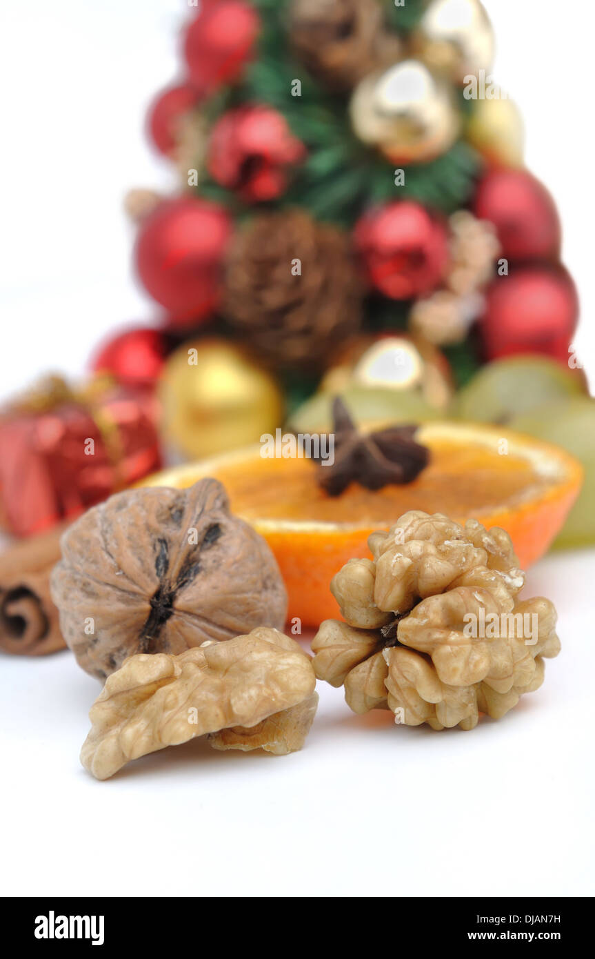 Les écrous décortiqué et d'autres fruits et d'épices pour les fêtes Banque D'Images