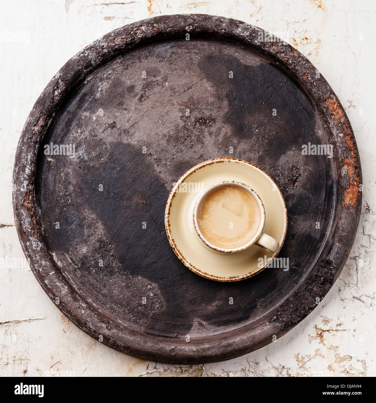 Tasse de café sur le plateau en pierre sombre Banque D'Images