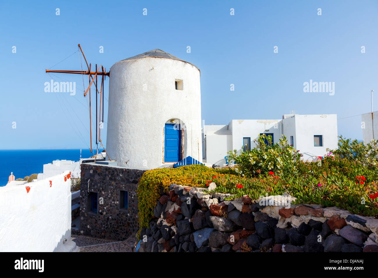 Vue sur le Moulin contre le ciel bleu à Oia, Santorin, Grèce Banque D'Images