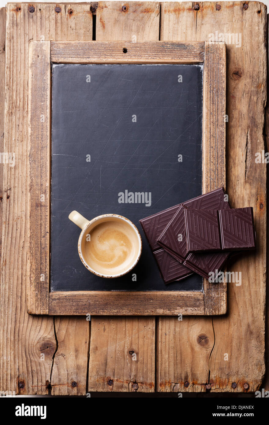 Tasse de café avec du chocolat sur tableau noir ardoise vintage Banque D'Images