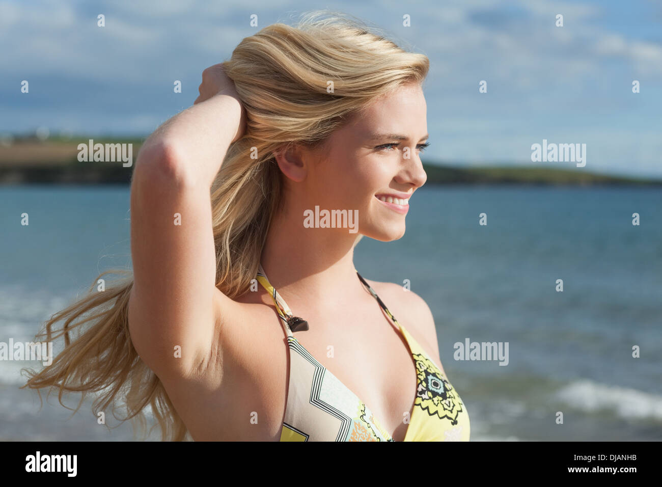 Belle jeune femme bikini Smiling at beach Banque D'Images