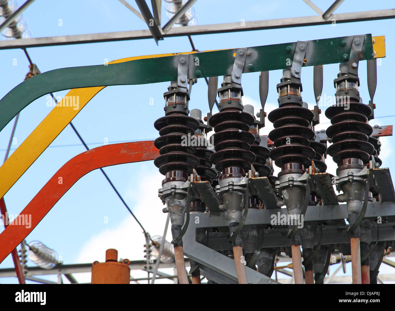 Les grandes barres de cuivre avec isolateurs actuel pour l'énergie électrique dans une centrale électrique Banque D'Images