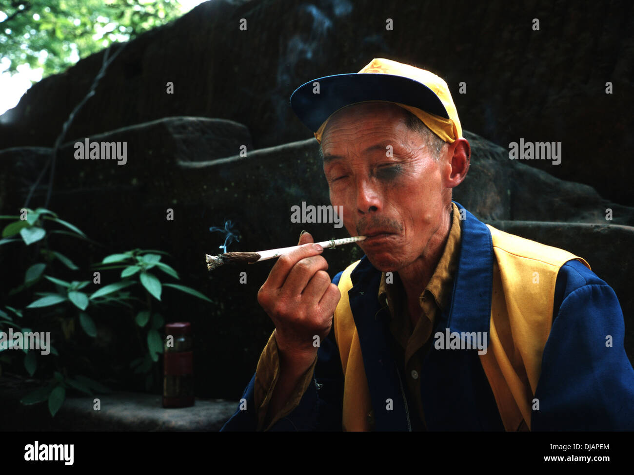 Chinese man smoking Banque D'Images