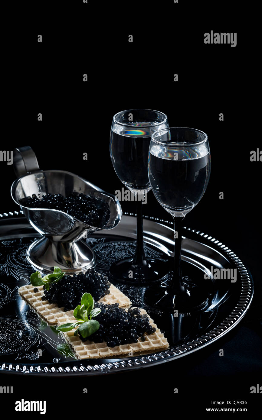 La vodka et caviar noir sur fond noir Banque D'Images
