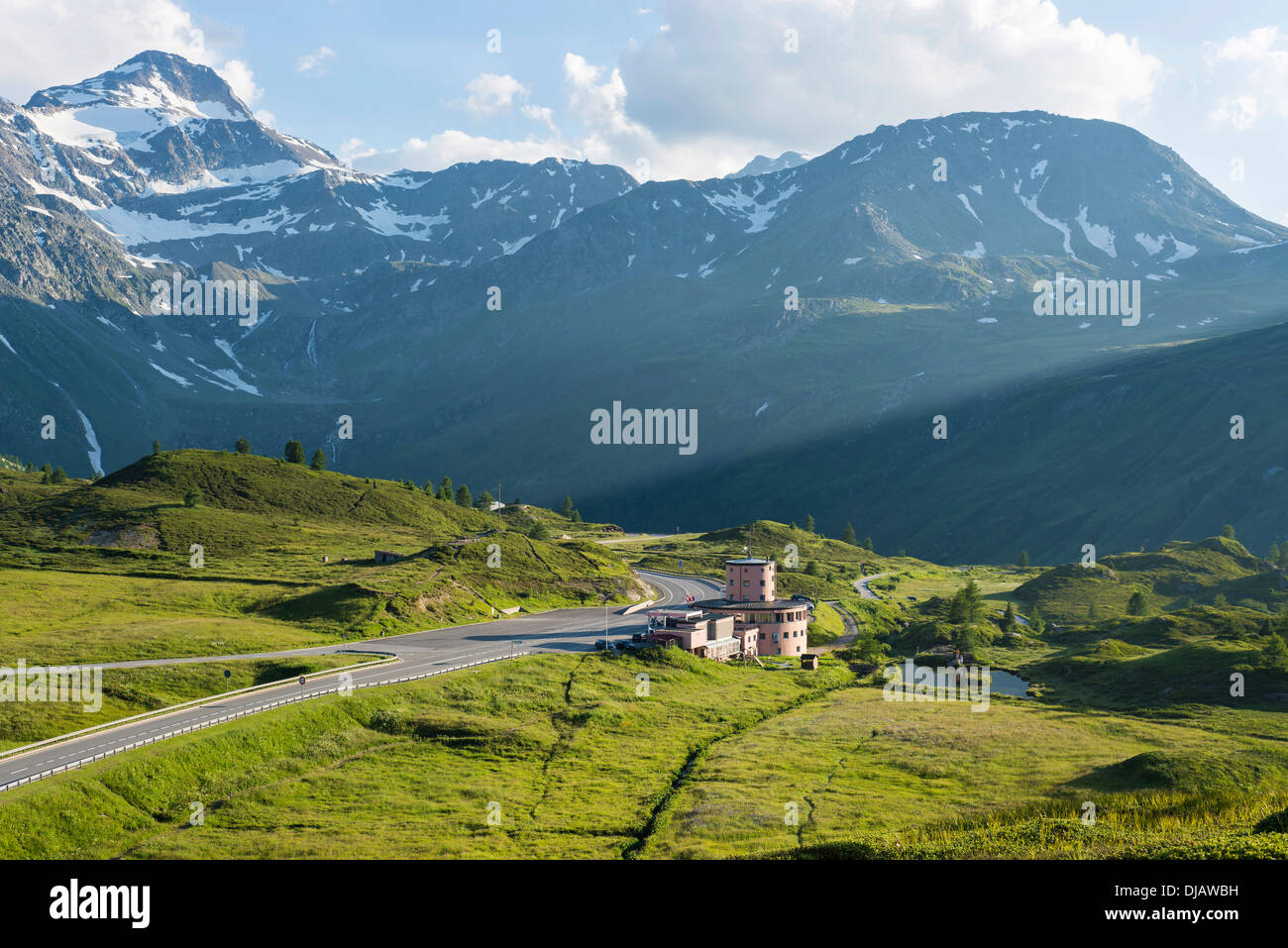 Route du Simplon A9 avec Hôtel Monte Leone, en face d'Boeshorn Montagne, Col du Simplon, Simplon, Valais, Suisse Banque D'Images