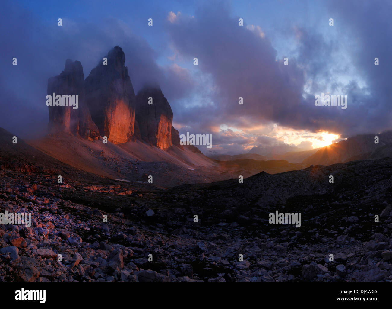 Montagnes Tre Cime di Lavaredo ou Drei Zinnen dans la lumière du soir, Dolomites de Sexten, province de Bolzano-Bozen, Italie Banque D'Images