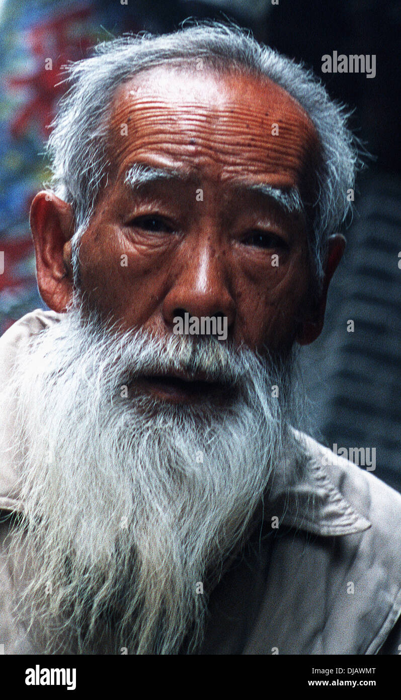 Vieux Chinois Avec Une Longue Barbe Blanche Photo Stock Alamy