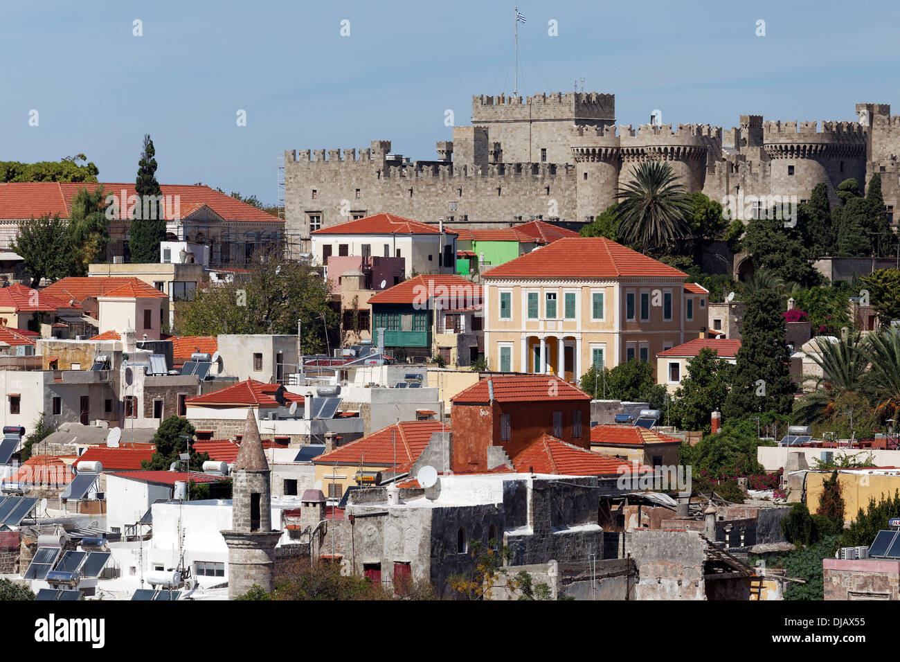 Vue urbaine avec le palais du Grand Maître des Chevaliers de Rhodes, centre historique, ville de Rhodes, l'île de Rhodes Banque D'Images
