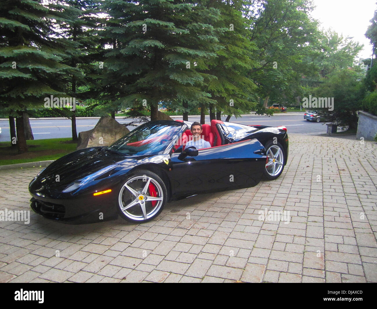 Jeune homme dans une Ferrari 458 Italia Banque D'Images