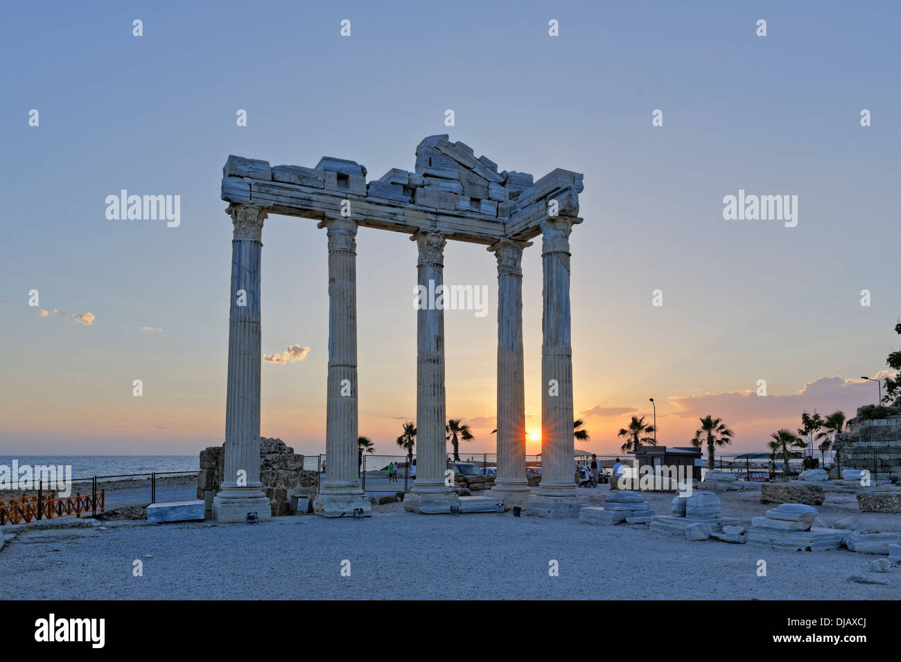 Temple d'Apollon au coucher du soleil, ancienne ville de Side, Pamphylia, Antalya Province, Turkey Banque D'Images