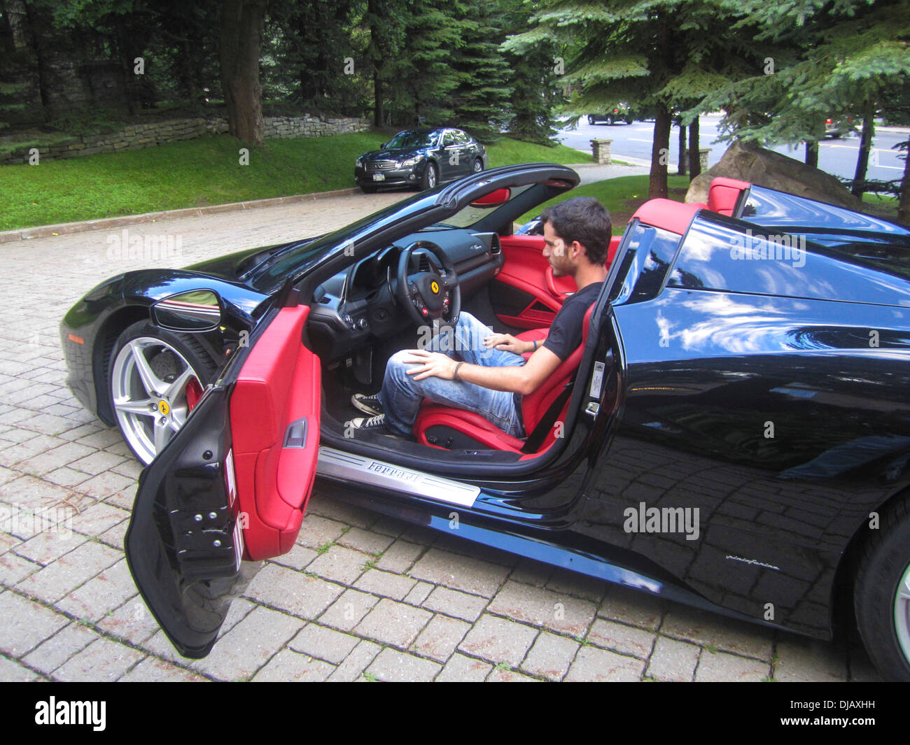 Jeune homme dans une Ferrari 458 Italia Banque D'Images