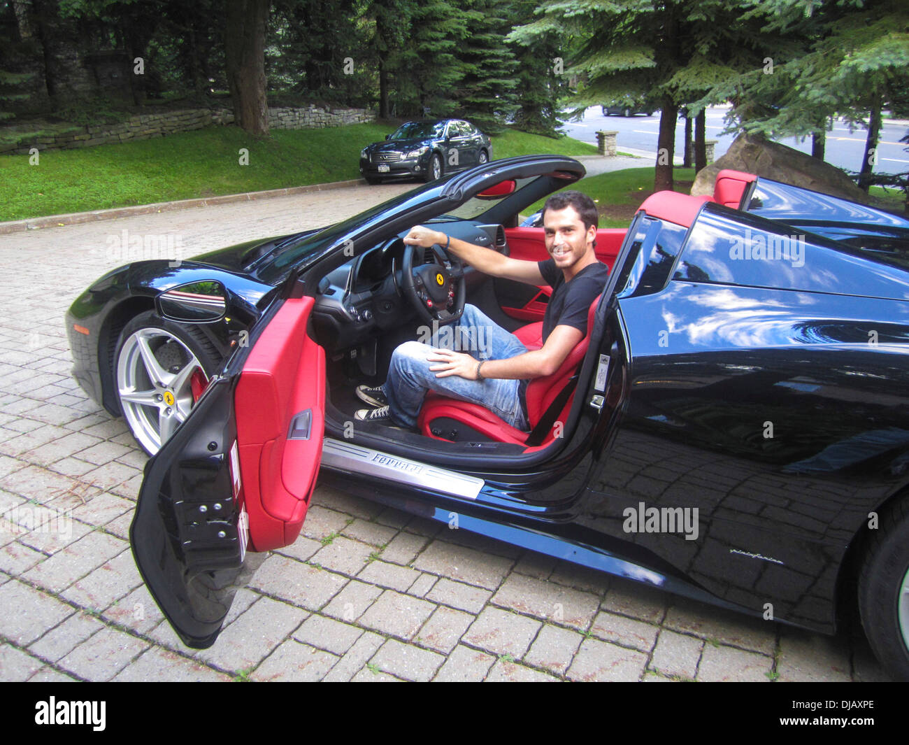 Jeune homme dans une Ferrari 458 Italia Banque D'Images