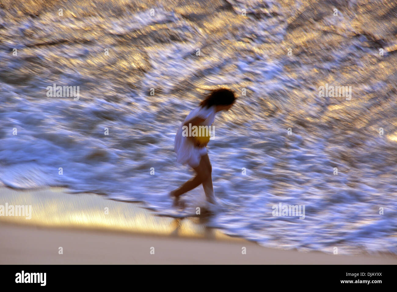 Femme sur la plage le soir, Jeri, Ceará, Brésil Banque D'Images