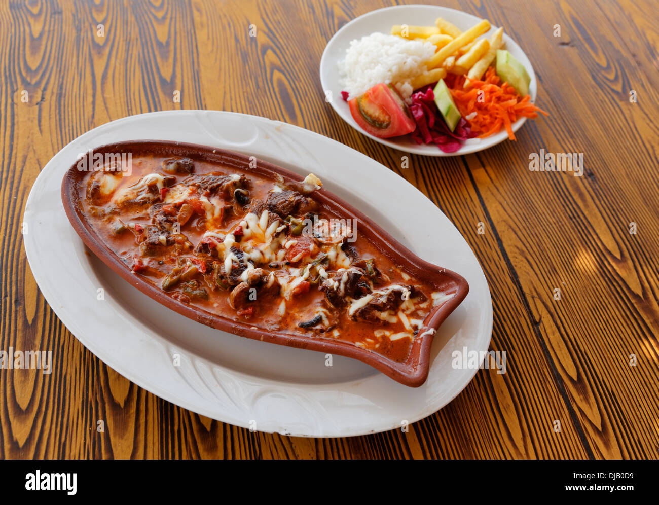 Kebap dans le plat de cuisson, et de la salade, Turquie Banque D'Images