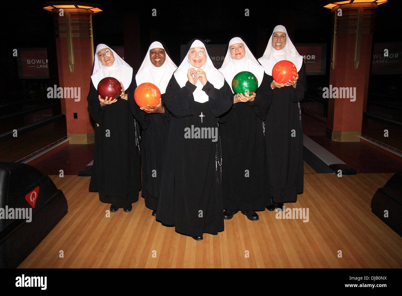 Christine, Doux Bambi Jones, Cindy Williams, Jeanne Tinker et Stephanie Wahl Appuyez sur événement pour la prochaine tournée de 'Nunset Nunsense : le boulevard Hollywood Bowl Show' tenue à Bowlmor Lanes Times Square. La ville de New York, USA - 27.09.12 Banque D'Images