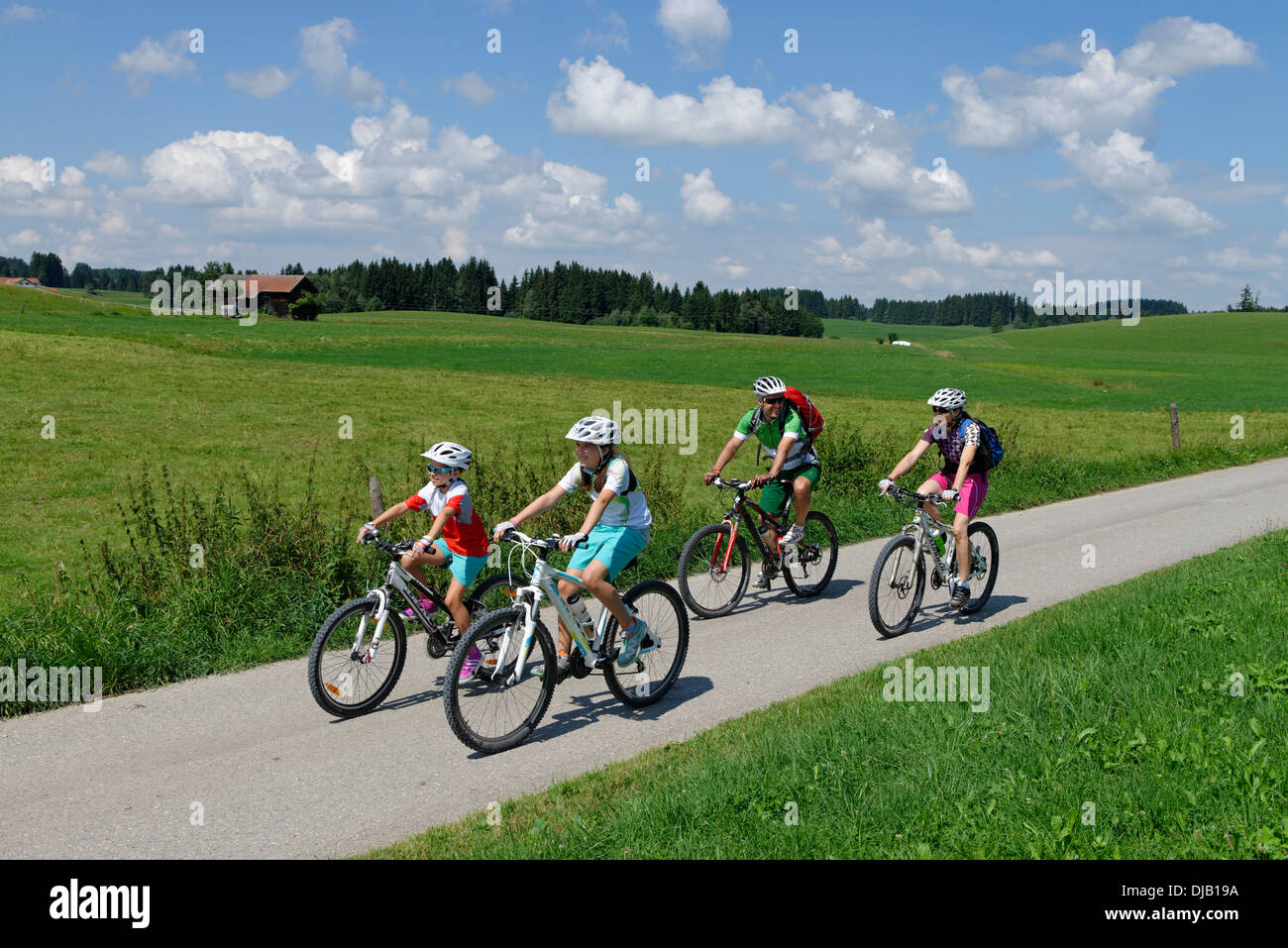 Famille sur un tour en vélo, dans Seeweiler, Seeg Ostallgaeu, souabe, Bavière, Allemagne Banque D'Images