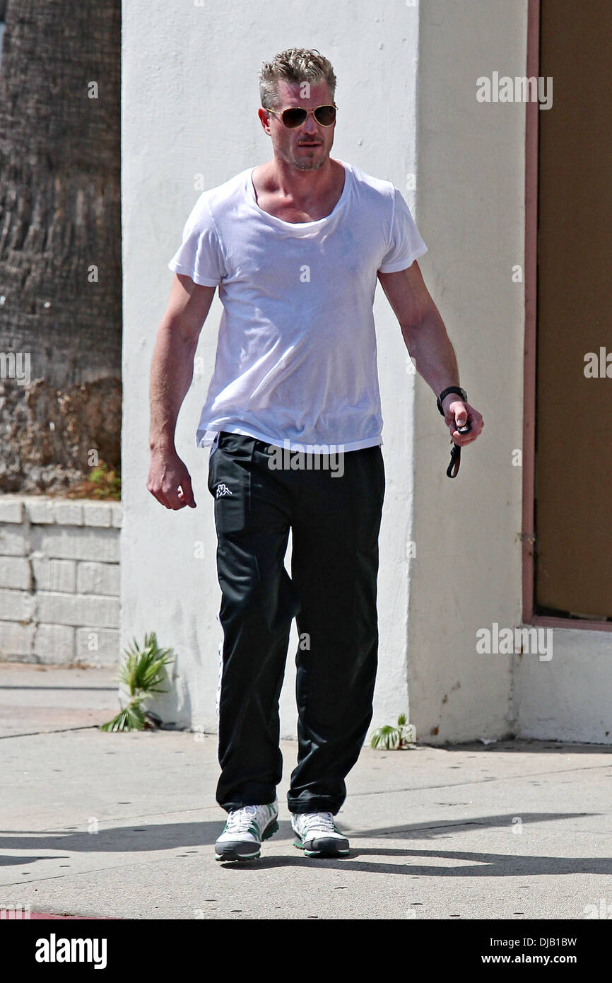 Eric Dane vu quitter la salle de sport après une séance de musculation, et perçoit un ticket de parking sur sa voiture de sport Porsche Panamera Los Angeles, Californie - 27.09.12 Banque D'Images