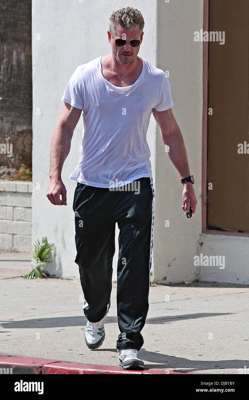 Eric Dane vu quitter la salle de sport après une séance de musculation, et perçoit un ticket de parking sur sa voiture de sport Porsche Panamera Los Angeles, Californie - 27.09.12 Banque D'Images