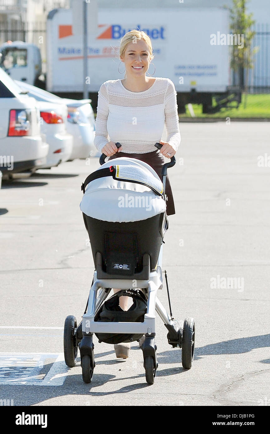 Kristin Cavallari pousse son fils Camden Jack Cutler dans une poussette Los Angeles, Californie - 28.09.12 Banque D'Images