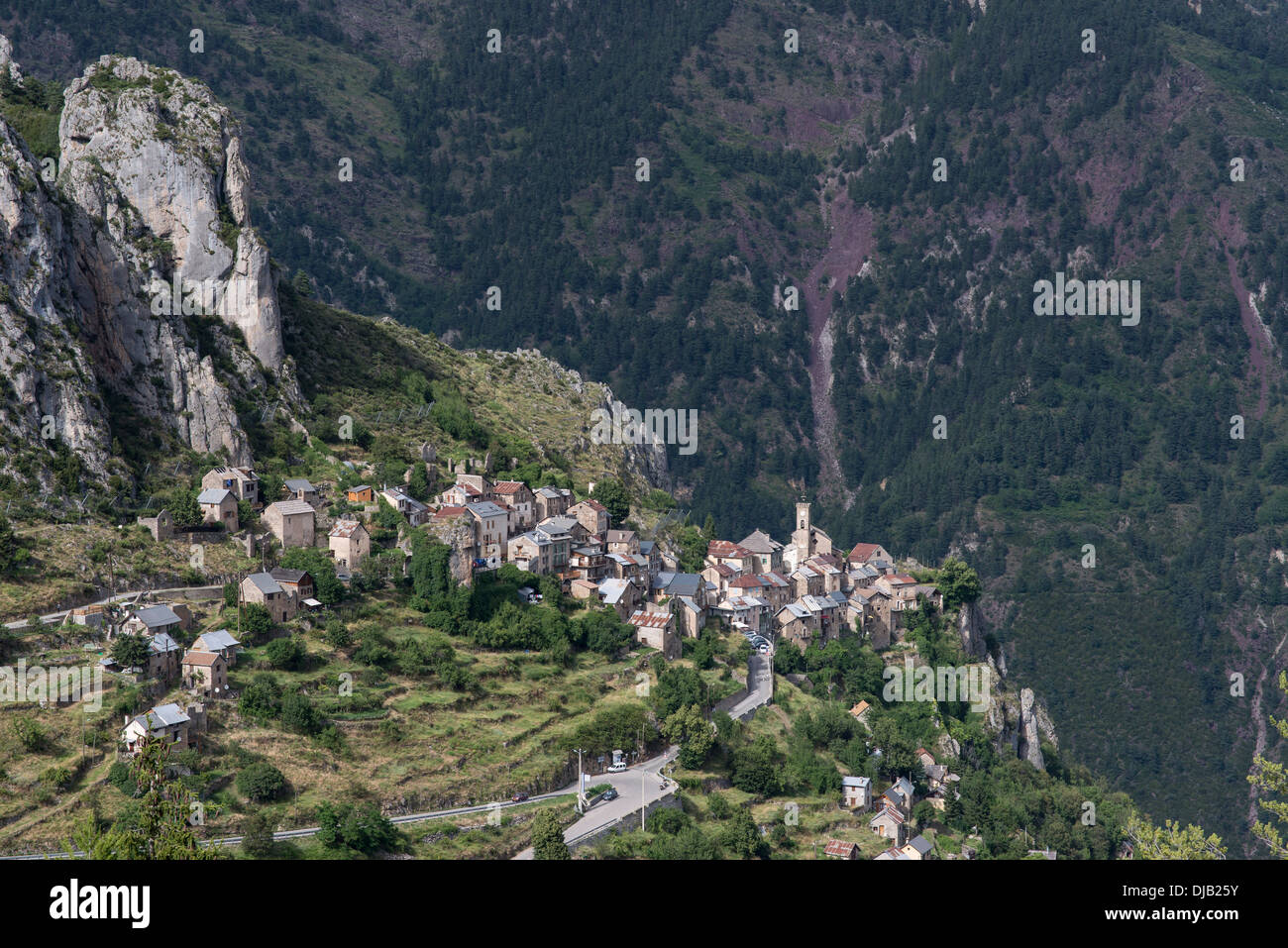 Village de montagne de Roubion le long de la Route des Grandes Alpes route de montagne, Roubion, Provence-Alpes-Cote d'Azur Banque D'Images