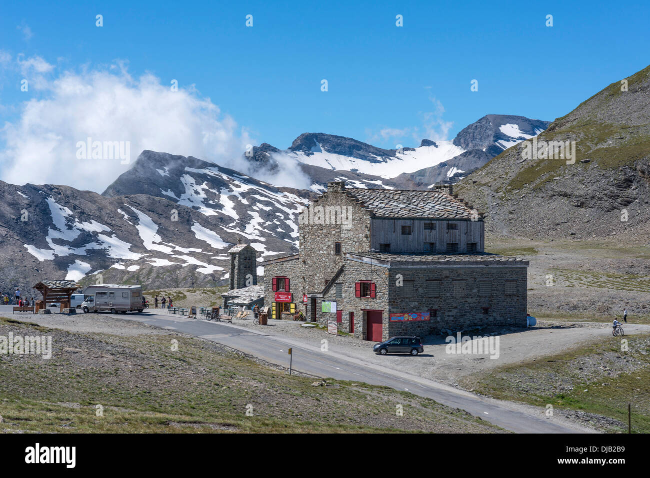 Inn et l'église en pierre naturelle au col de l'Iseran col de montagne, 2764 m, sur la Route des Grandes Alpes route de montagne Banque D'Images