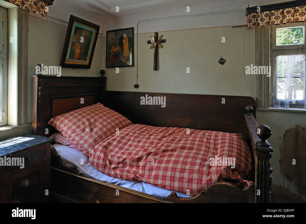 Lit dans la chambre inférieure, meublé comme en 1920, dans un corps de  ferme originaire de Kleinrinderfeld, construit en 1779, a été déménagé au  Photo Stock - Alamy