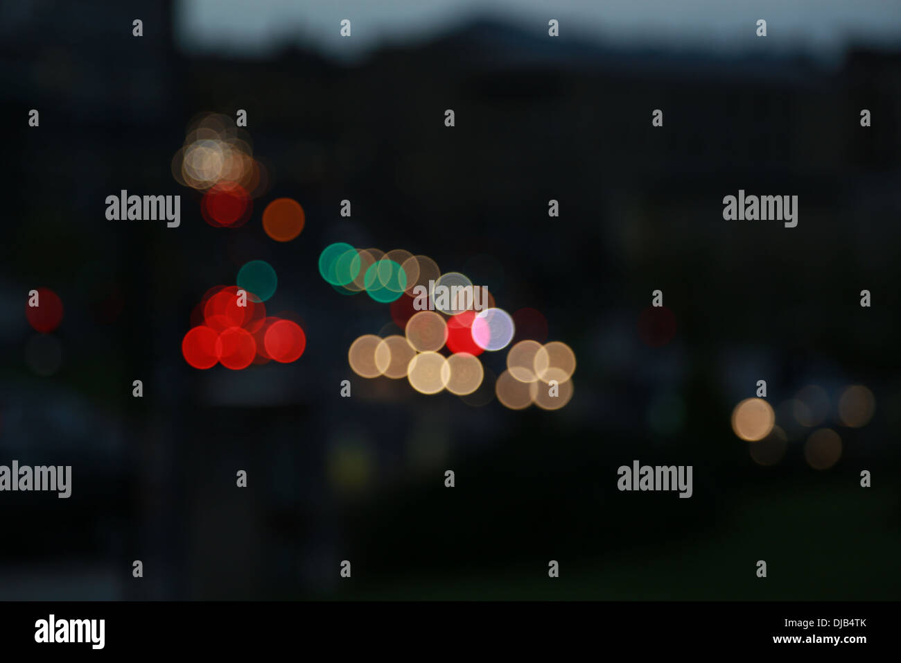 Une scène de trafic à Bradford, Royaume-Uni, comme effet bokeh circulaire, rouge, vert, jaune et blanc lights out de focus Banque D'Images