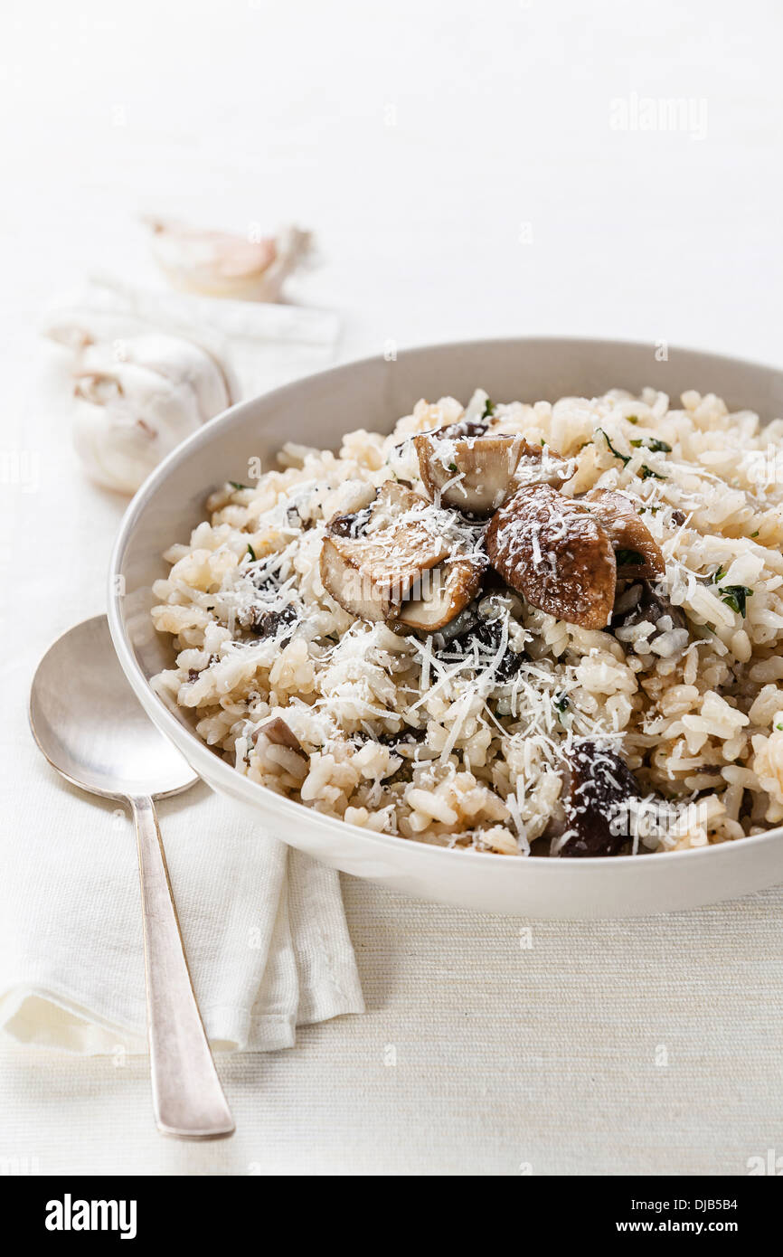 Risotto aux champignons sauvages et parmesan persil Banque D'Images