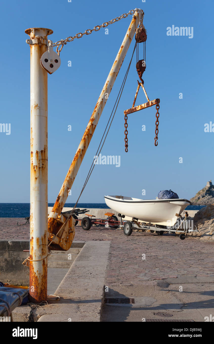 Bateau de pêche blanche et de petite grue dans le port de la ville de Petrovac, Monténégro Banque D'Images