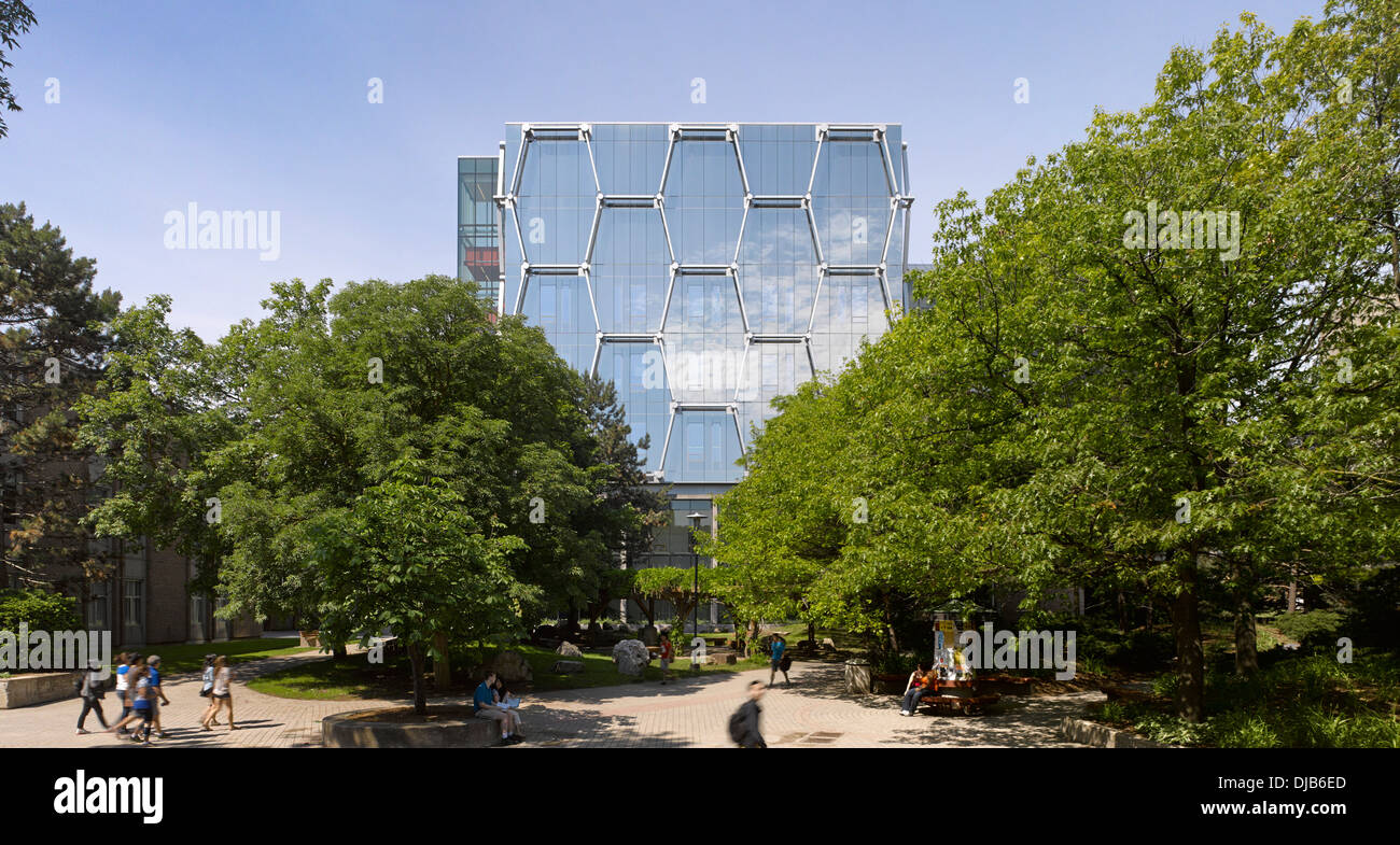 Élévation arrière. Le Quantum Nano Centre, Waterloo, Canada. Architecte : Kuwabara Payne McKenna Bloomberg, 2013. Banque D'Images